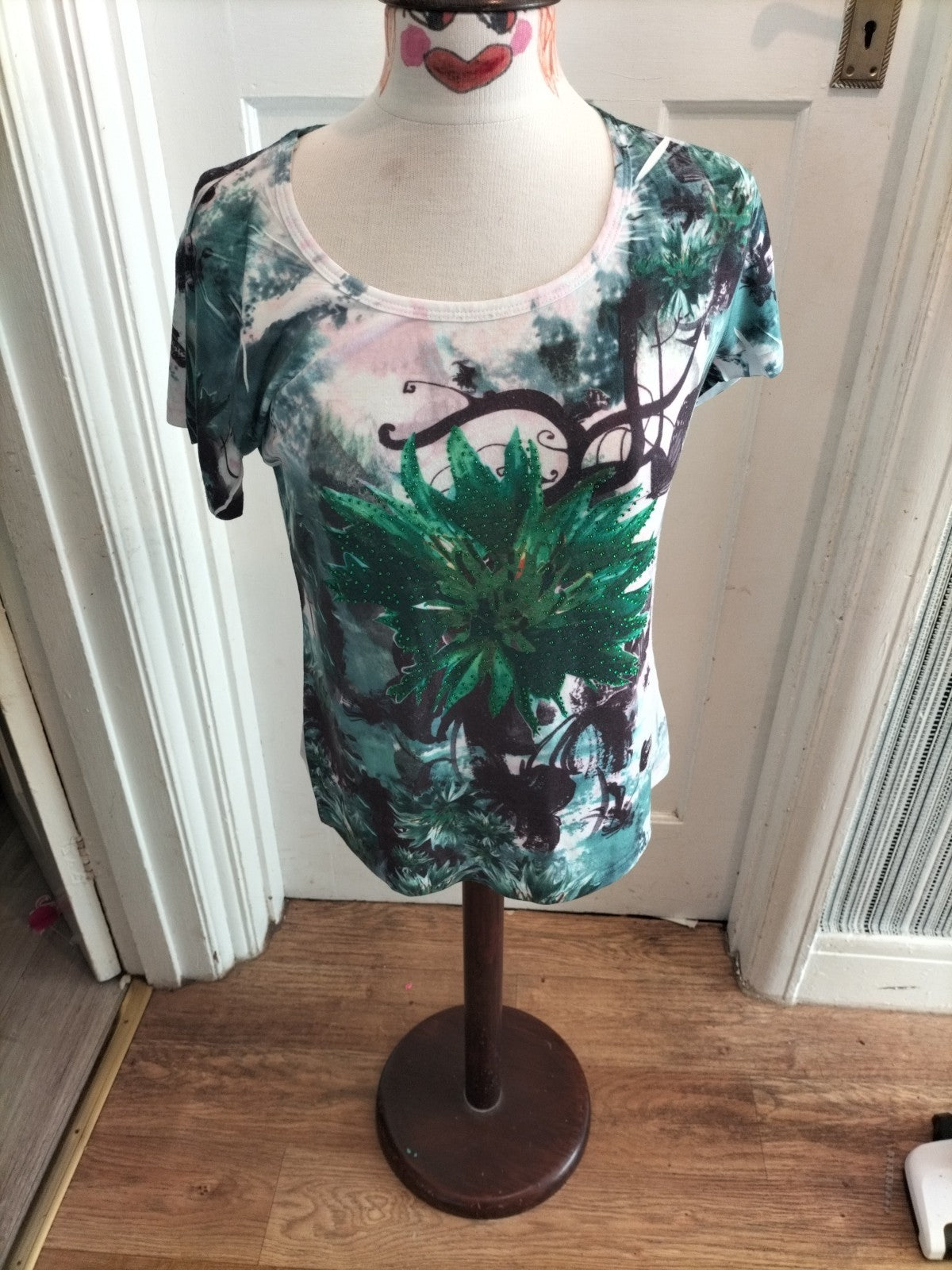Ladies Forever One Size Medium Green Floral Short Sleeved Tshirt