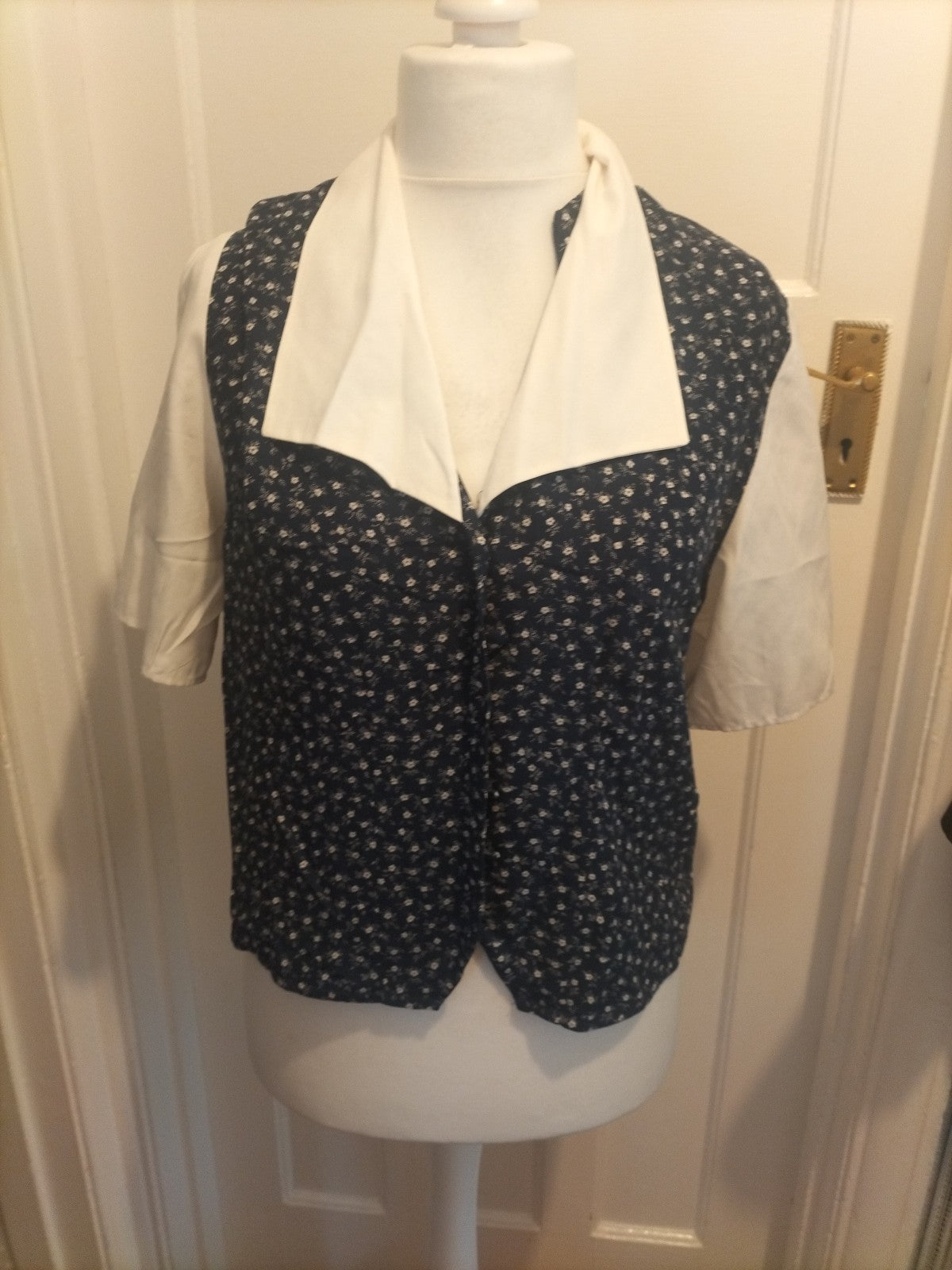 Ladies Size 16 Navy Floral With White Sleeves Blouse
