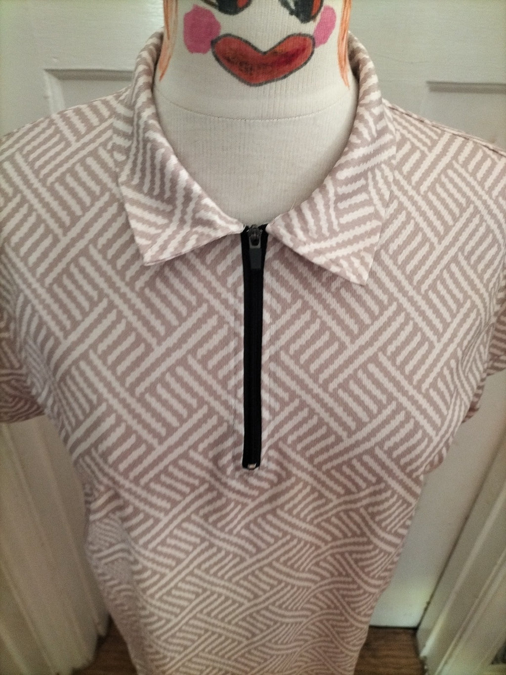 Ladies Size Small Beige White Short Sleeved Blouse