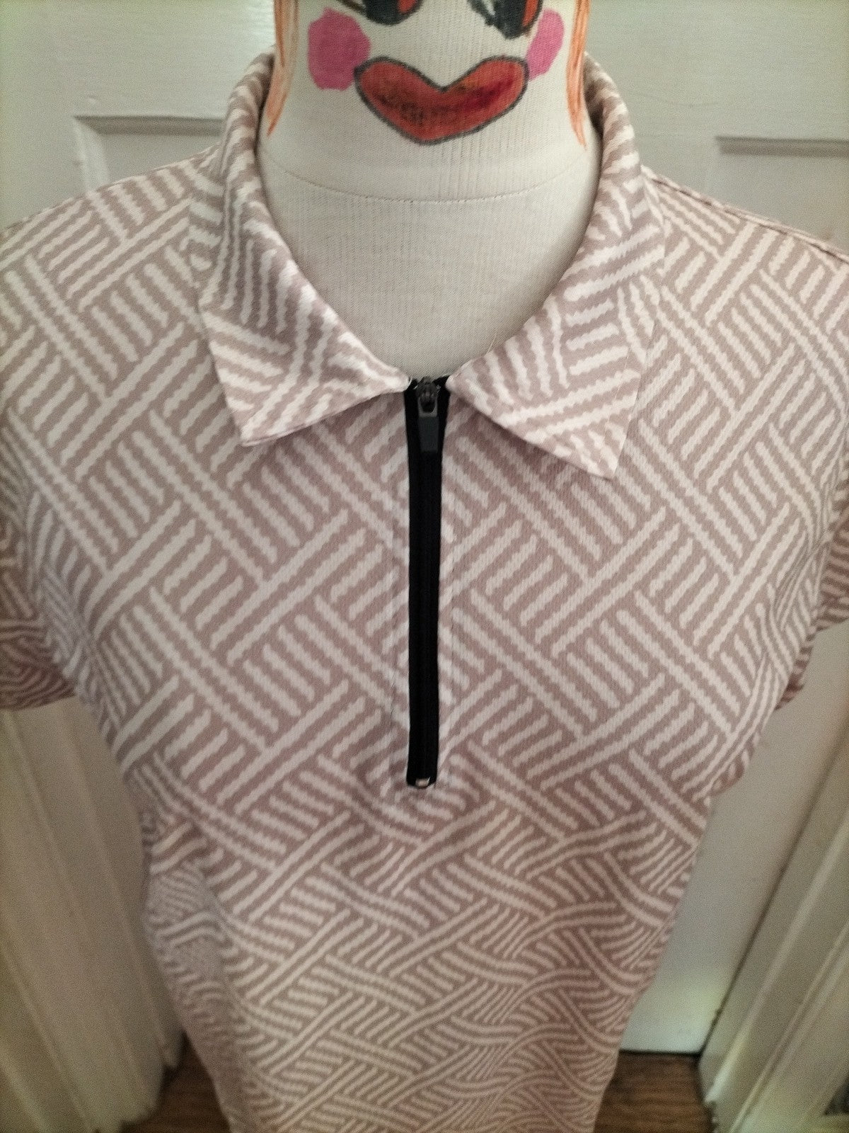 Ladies Size Small Beige White Short Sleeved Blouse