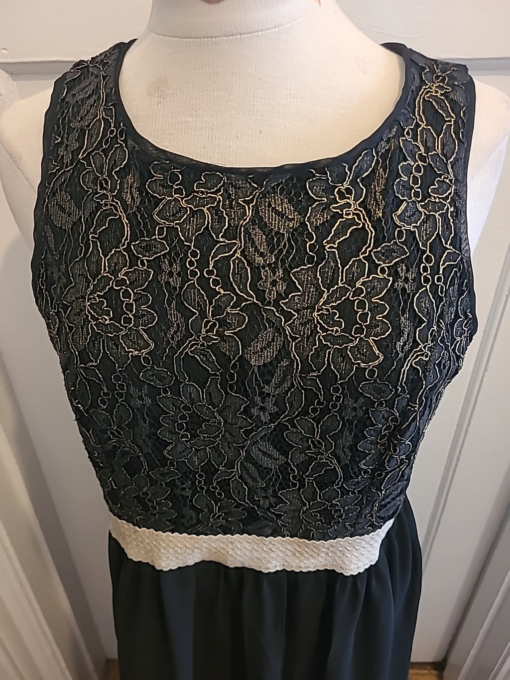 Ladies Solo Size 16 Black Gold Lined Long Length Sleeveless Dress