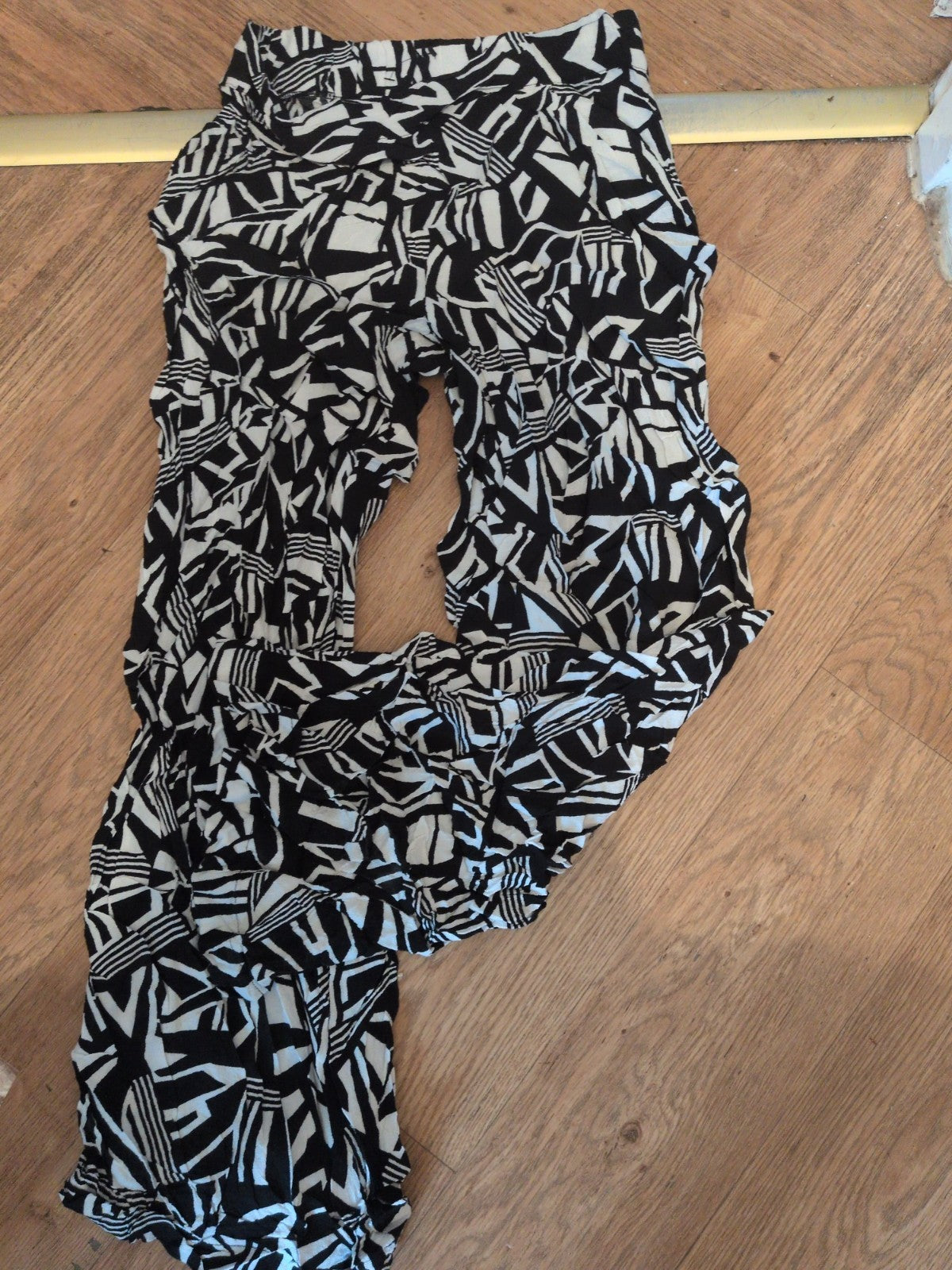 Ladies Small Black And White Pattern Elasticated Trouser