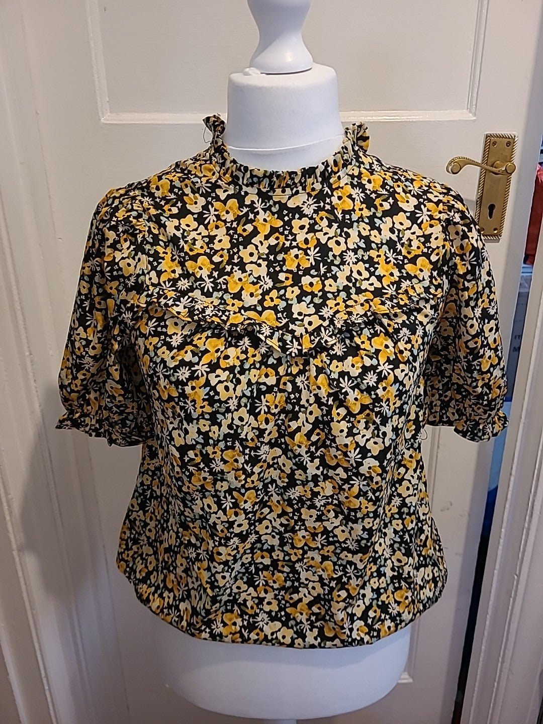 Ladies New Look Size 8 Black And Yellow Floral Short Sleeved Blouse