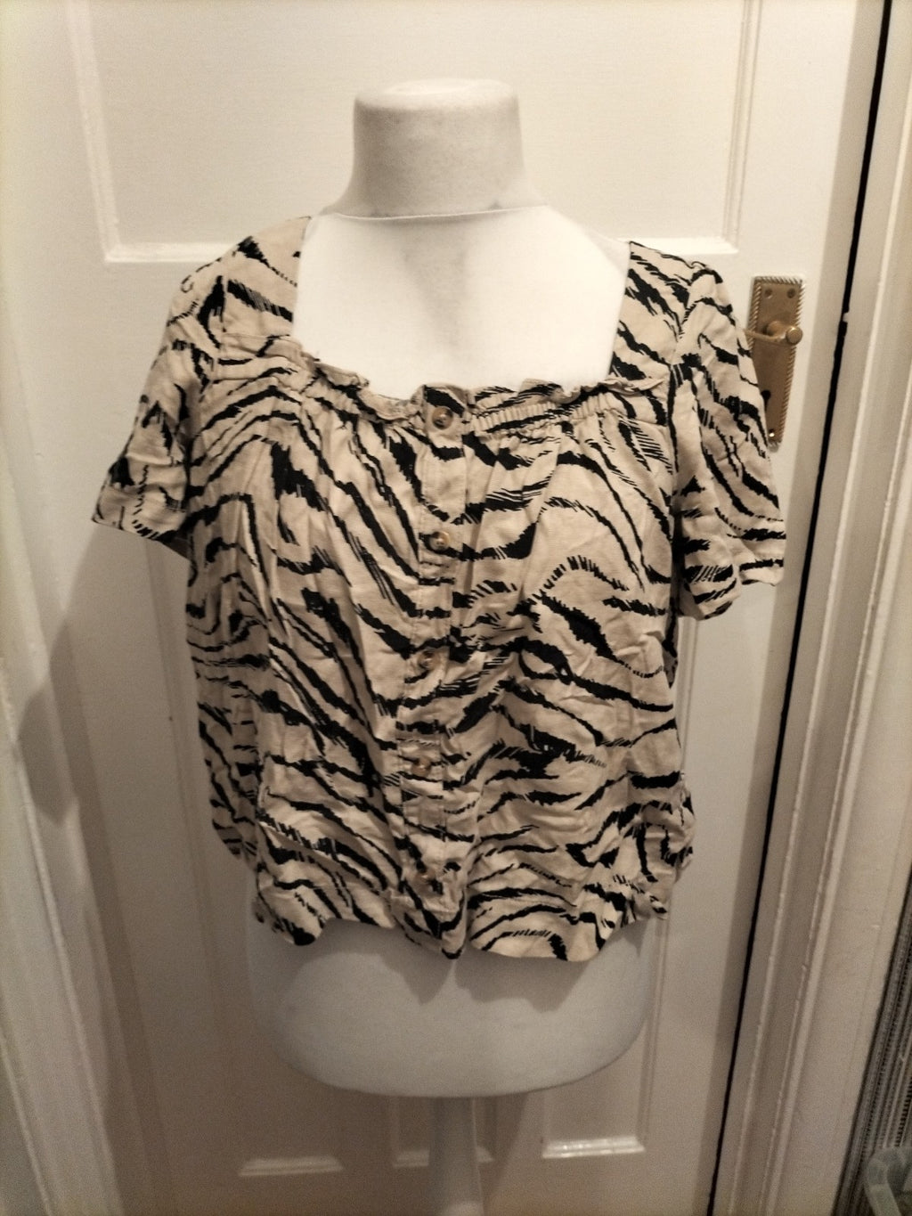 Ladies Papaya Size 12 Beige And Black Zebra Stripe Short Sleeved Blouse