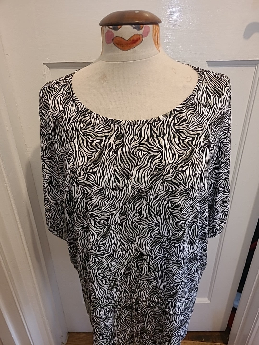 Ladies Kim&Co Size Large Black/White/Khaki Short Sleeved Blouse