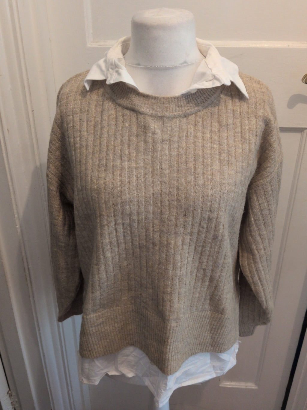 Tu 14Pale Beige With White Trim And Collar Pullover Long Sleeve Jumper