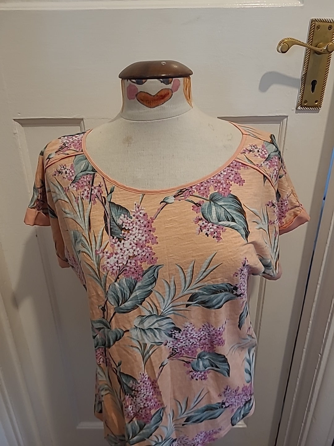 Ladies Oasis Size Large Pale Orange Floral Short Sleeved Tshirt