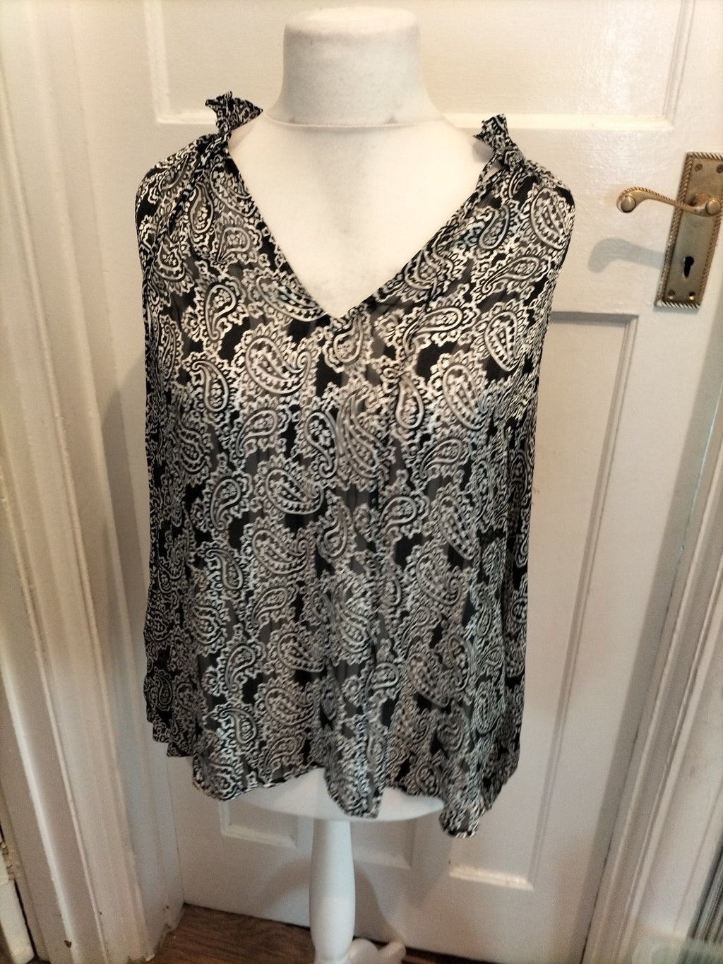 Ladies H&M Size M Black And White Aztec Long Sleeved Blouse