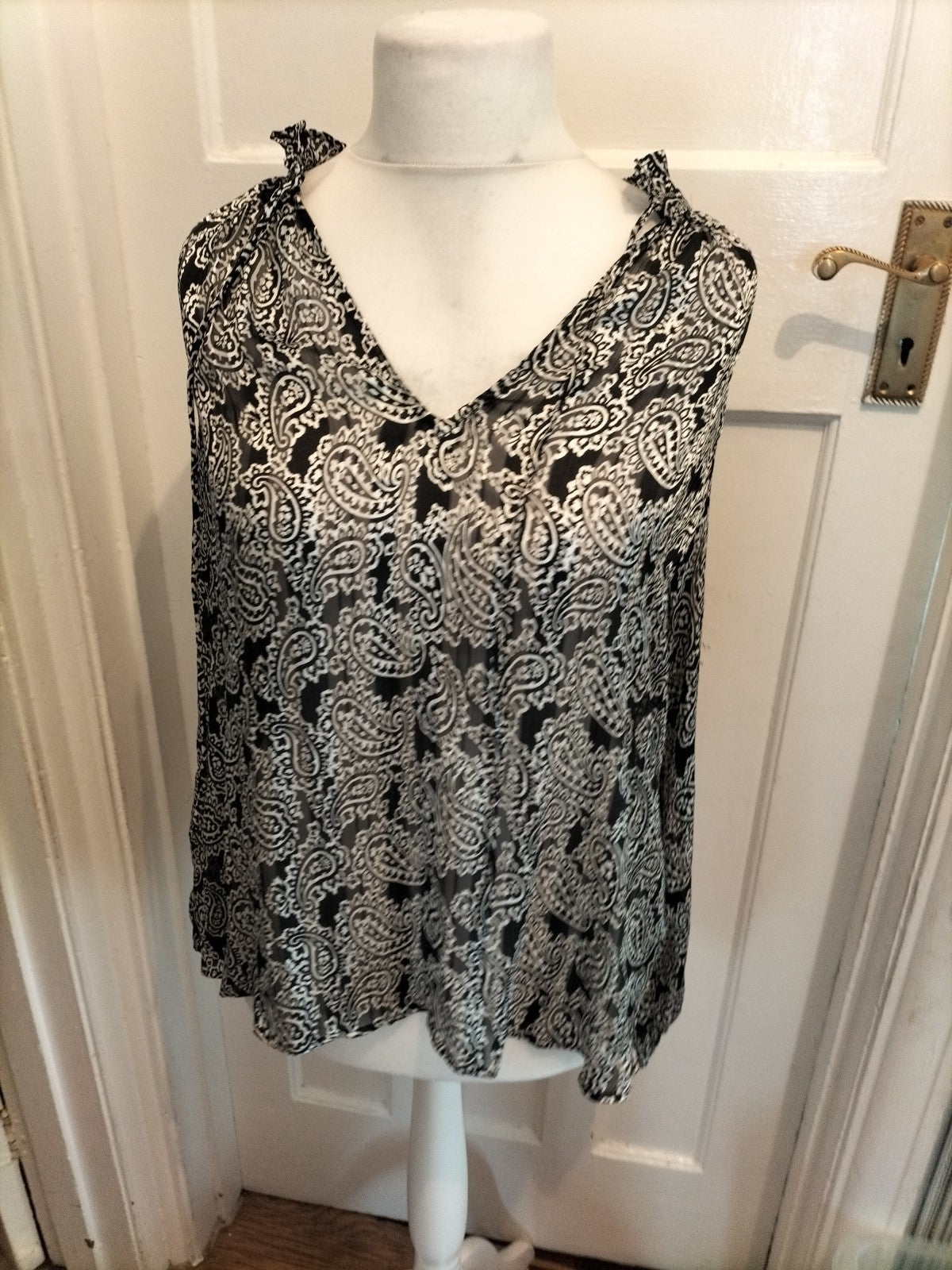 Ladies H&M Size M Black And White Aztec Long Sleeved Blouse