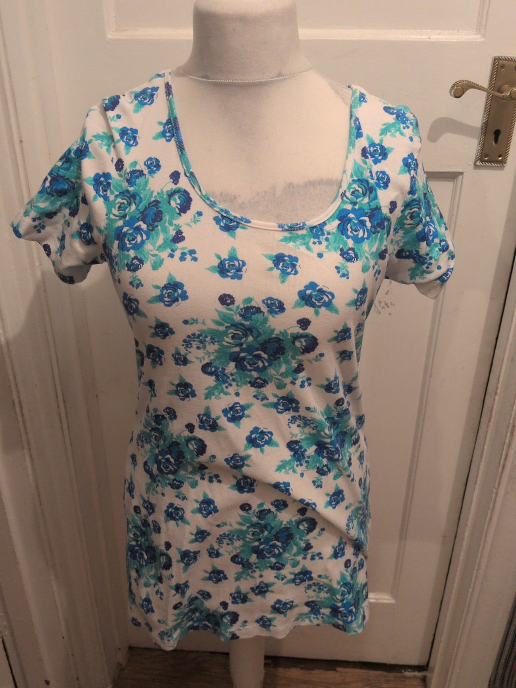 Ladies M&Co Size XL Blue And White Floral Short Sleeve Longline Blouse Or...
