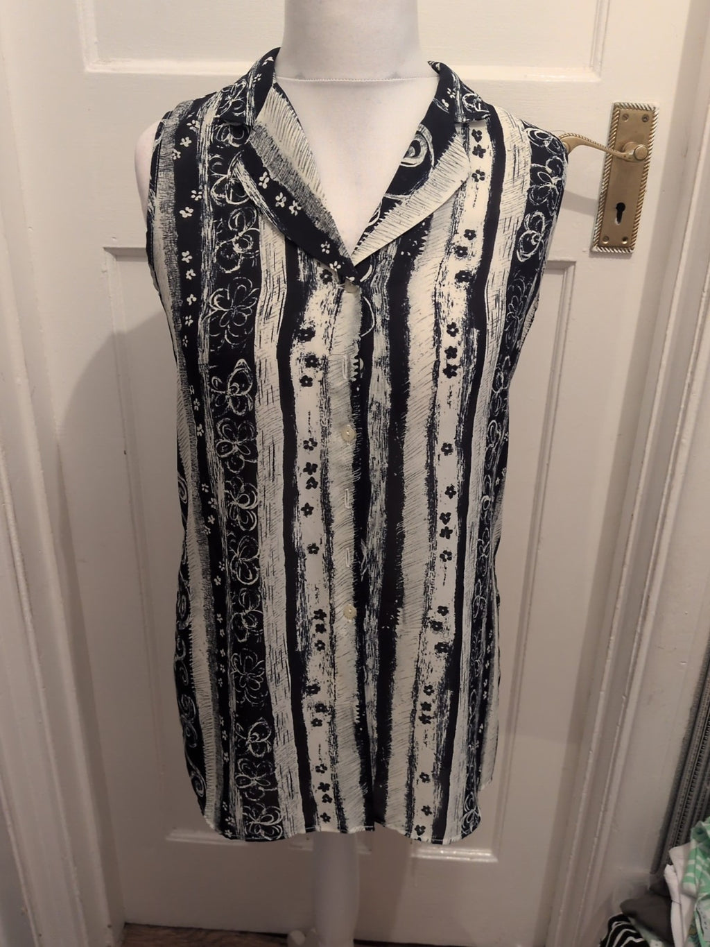 Principles 12 Navy And Ivory Floral Sleeveless Collared Blouse