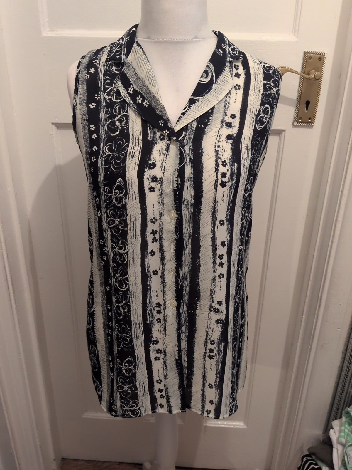 Principles 12 Navy And Ivory Floral Sleeveless Collared Blouse