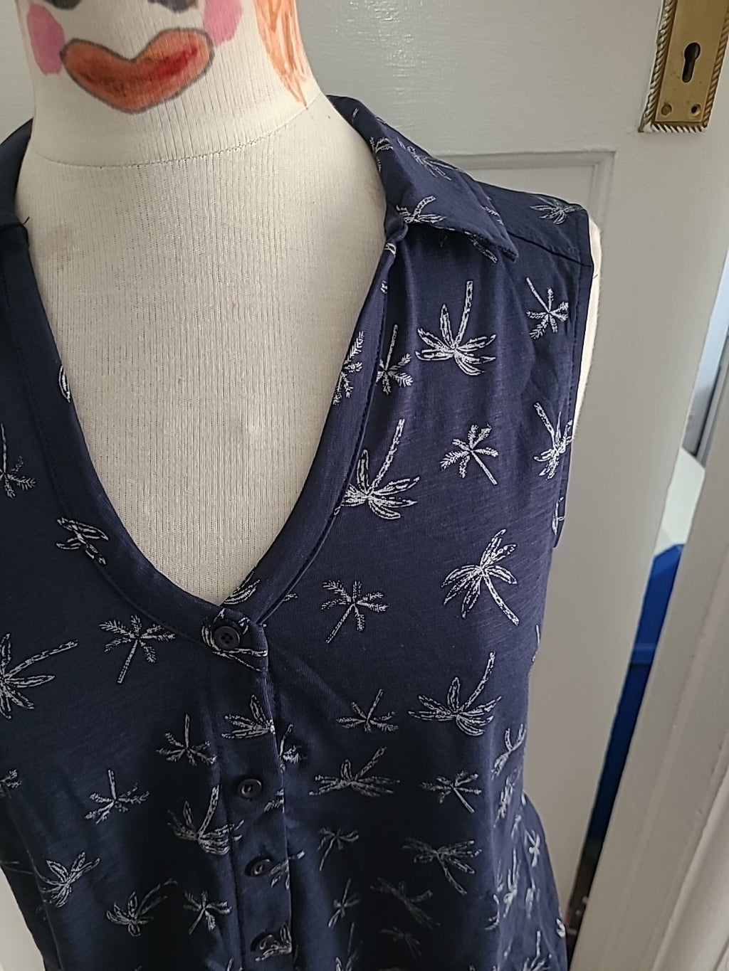 Ladies M&Co Size 12 Navy Palm Tree Sleeveless Polo
