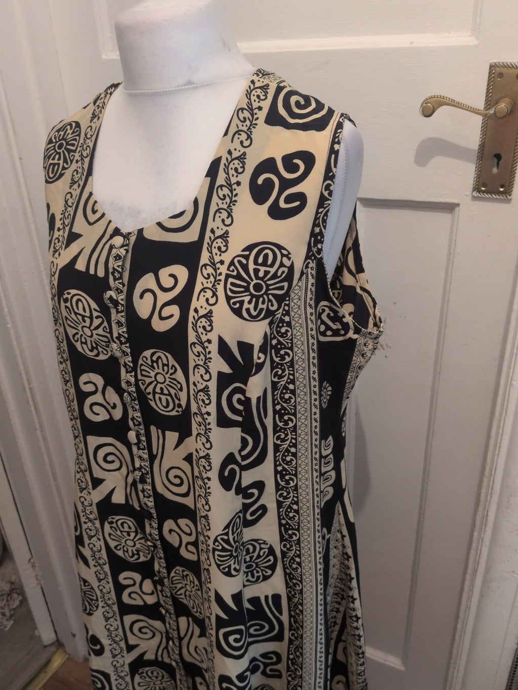Feminine 26 Beige And Black Sleeveless Long Length Dress