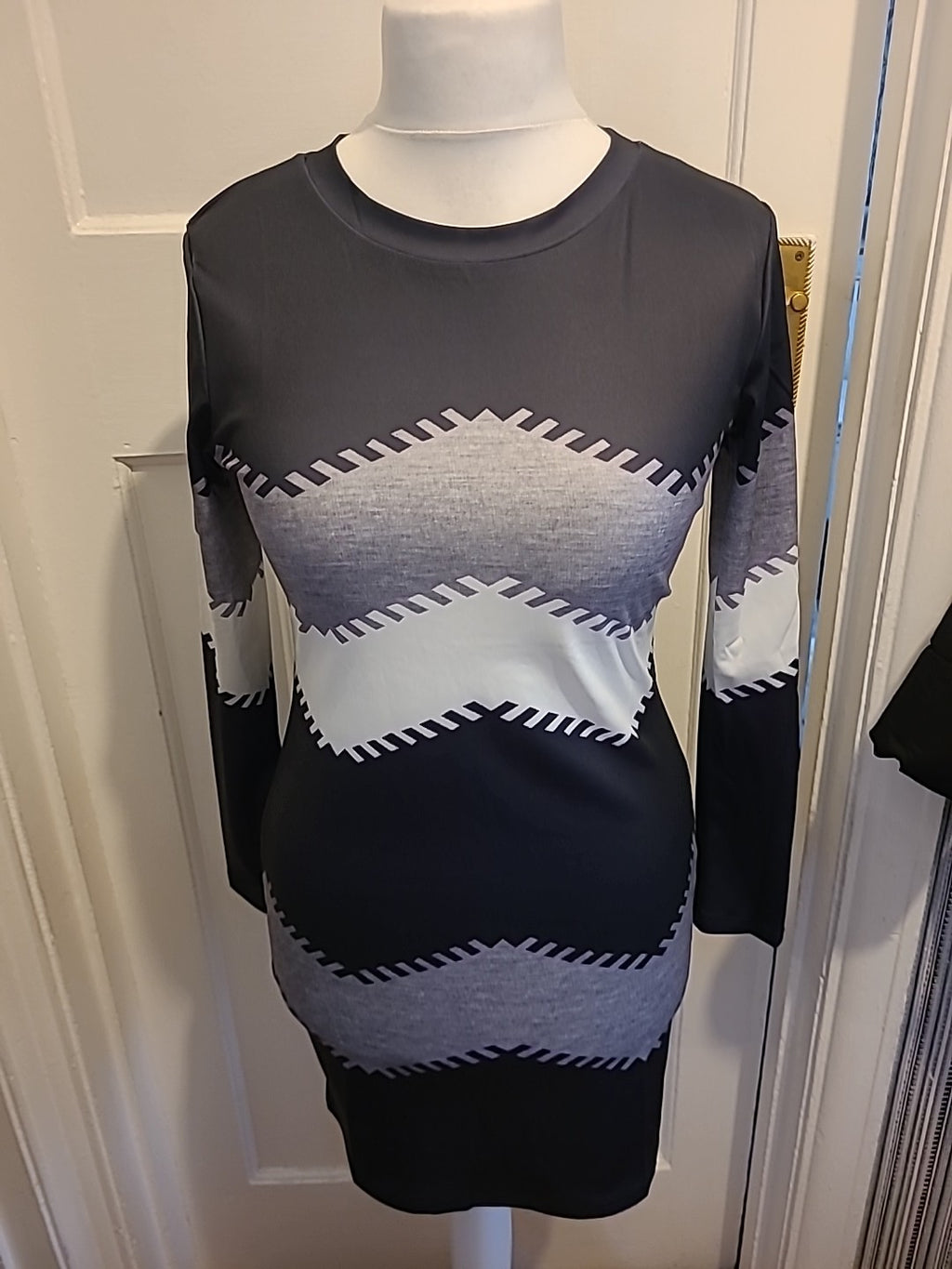 Ladies Size Small Black/Grey Long Sleeved Dress