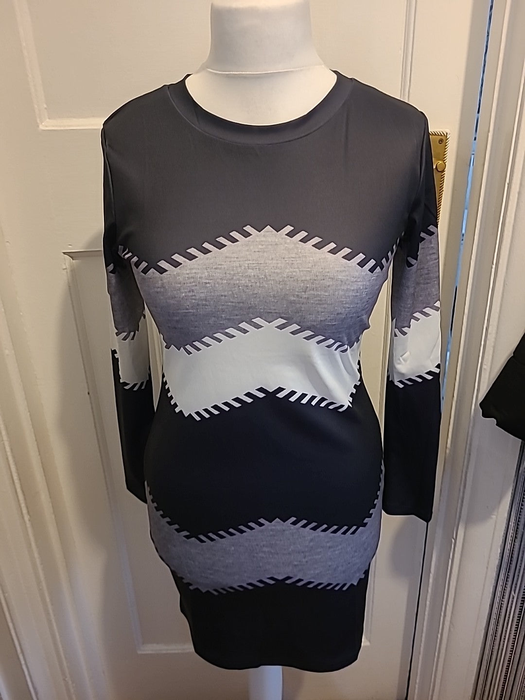 Ladies Size Small Black/Grey Long Sleeved Dress
