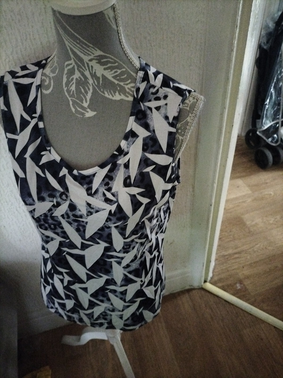 Ladies Tina Taylor Size Small Blue/White Sleeveless Blouse