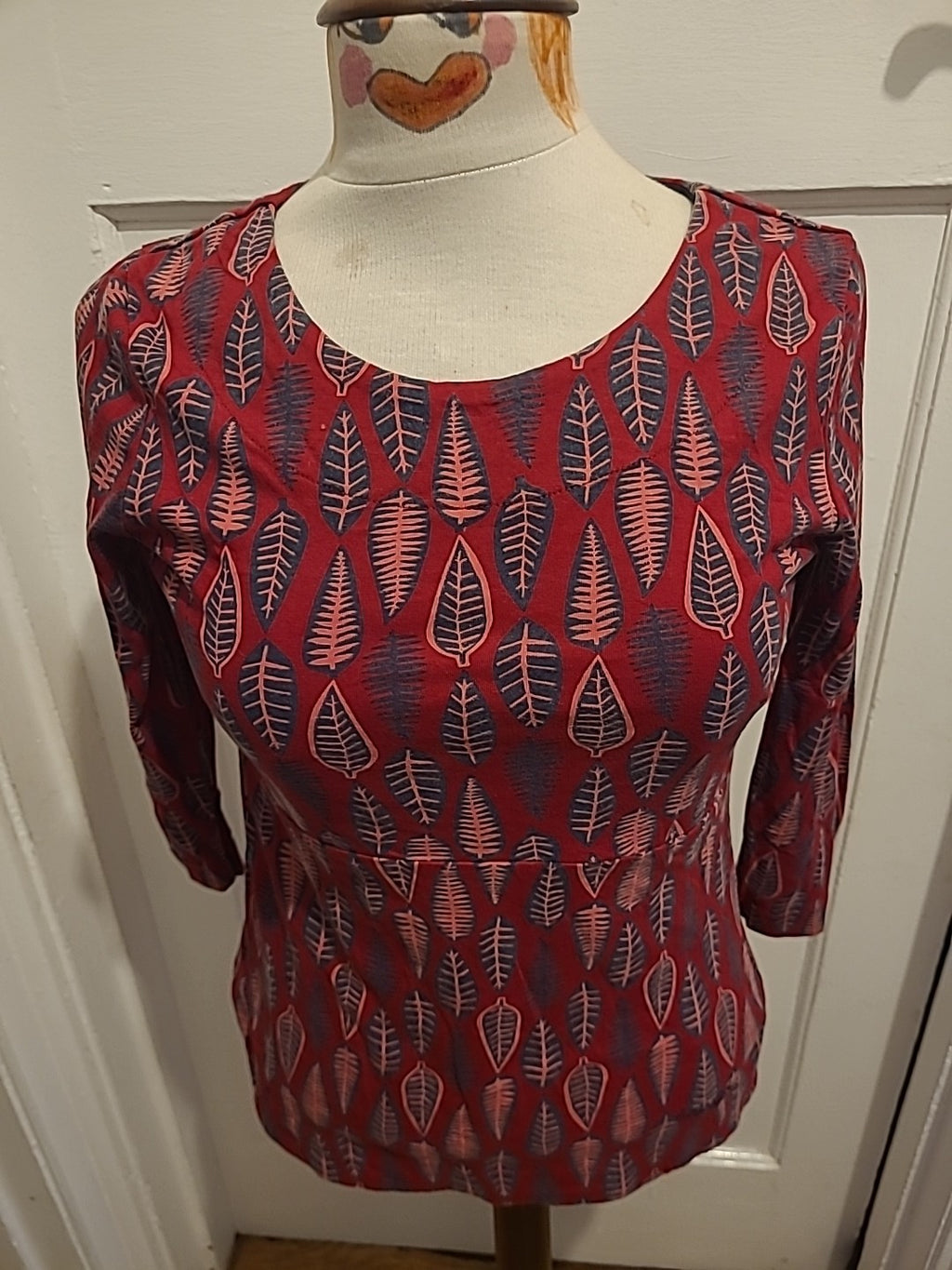 Ladies Weird Fish Size 10 Red Leaf Design Tshirt
