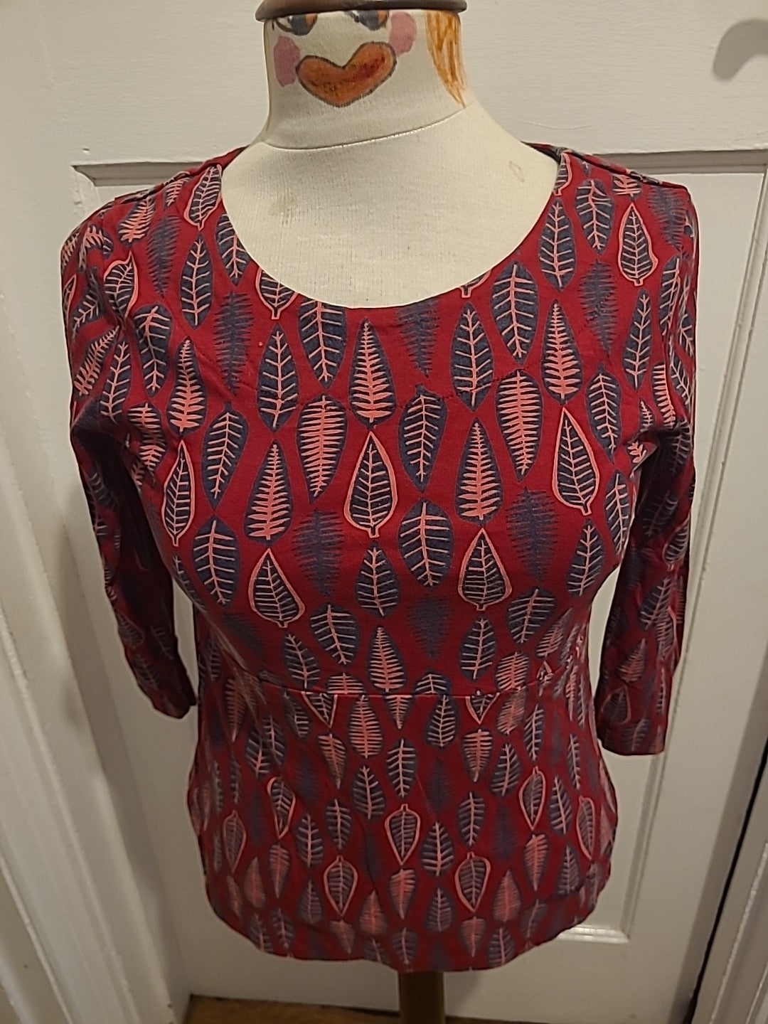 Ladies Weird Fish Size 10 Red Leaf Design Tshirt