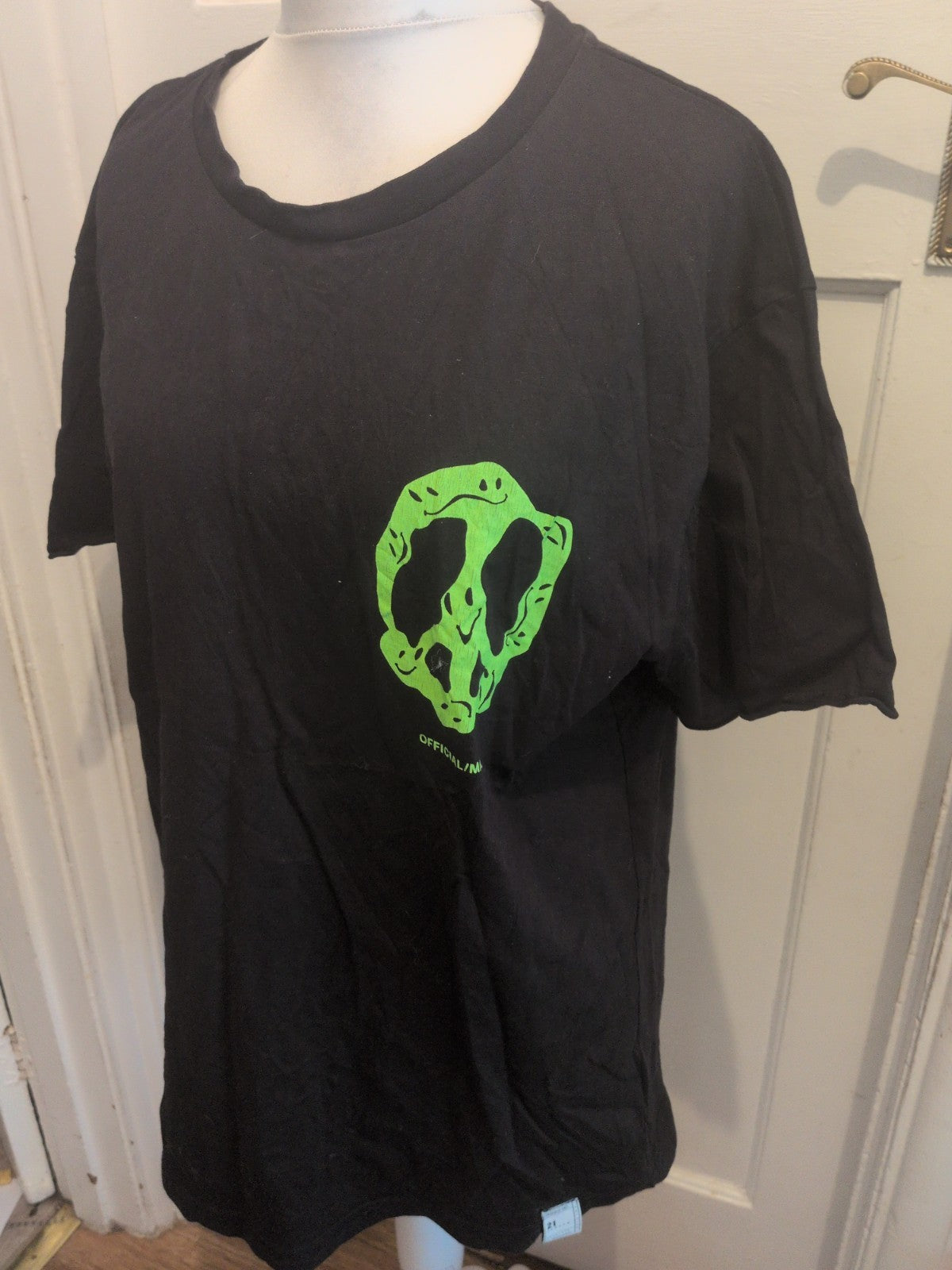 Mens Size XL Black With Green Print Short Sleeve T-shirt