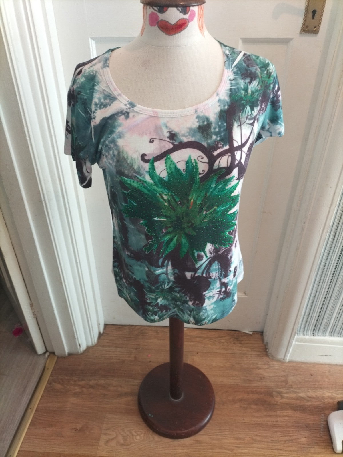 Ladies Forever One Size Medium Green Floral Short Sleeved Tshirt