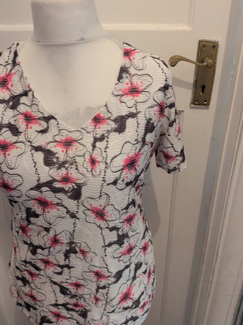 Saloos 12 Pink White And Charcoal Floral Short Sleeve V Neck Blouse