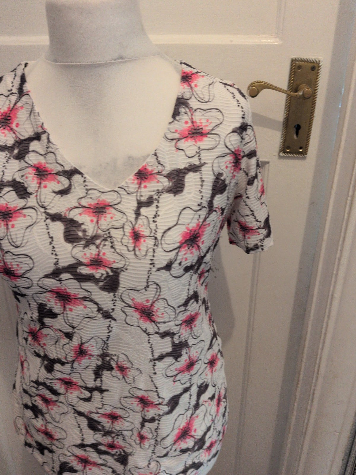 Saloos 12 Pink White And Charcoal Floral Short Sleeve V Neck Blouse