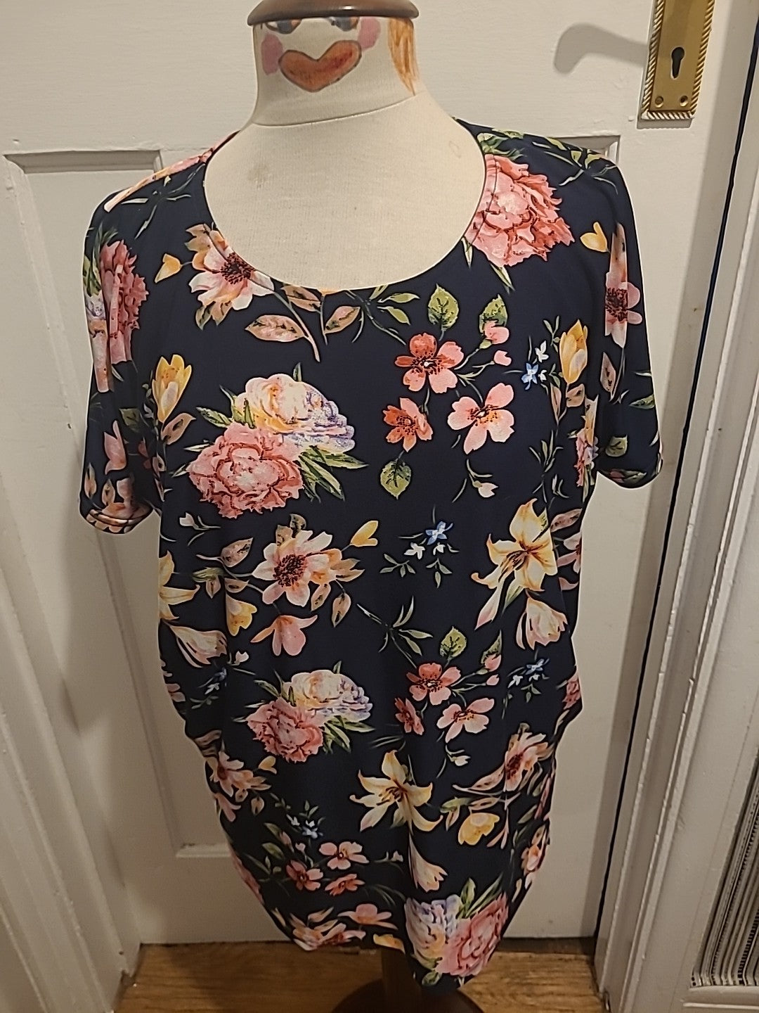 Ladies Emeliax Classics Size Medium Black Floral Short Sleeve Round Neck Blouse
