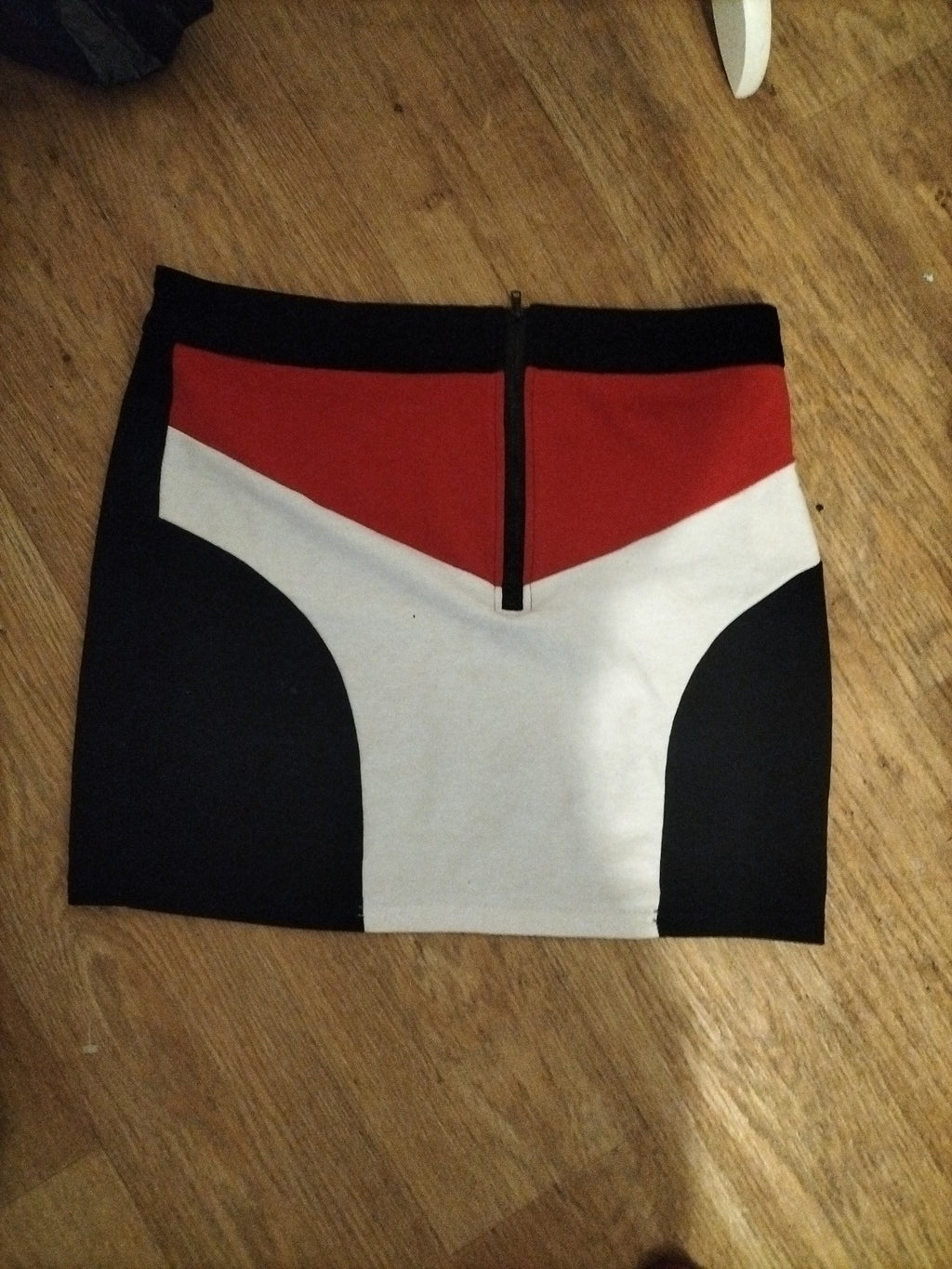 Ladies Shein Size Large Black/Red/White Skirt