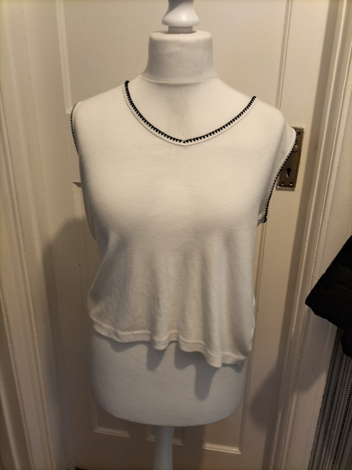 Ladies Anna Size 14-16 White With Navy Trim Sleeveless Blouse