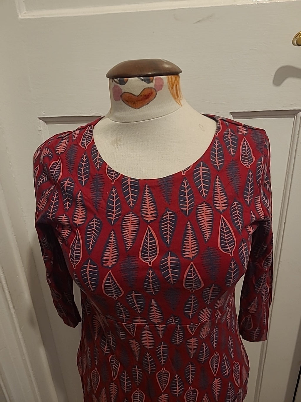 Ladies Weird Fish Size 10 Red Leaf Design Tshirt