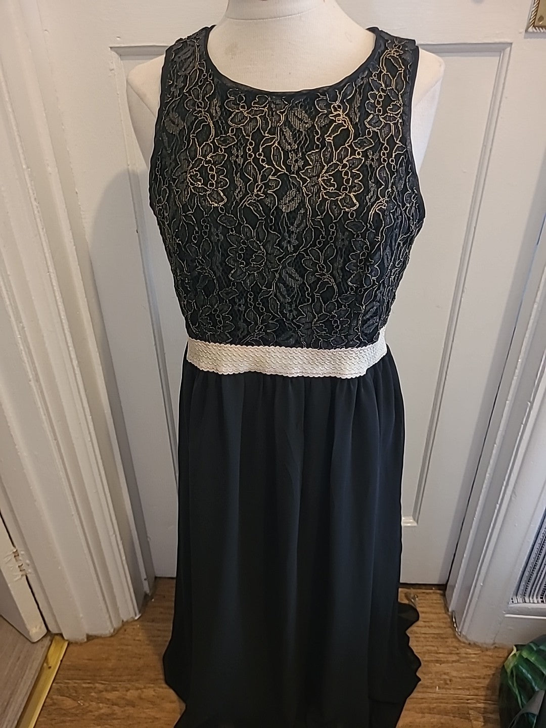 Ladies Solo Size 16 Black Gold Lined Long Length Sleeveless Dress