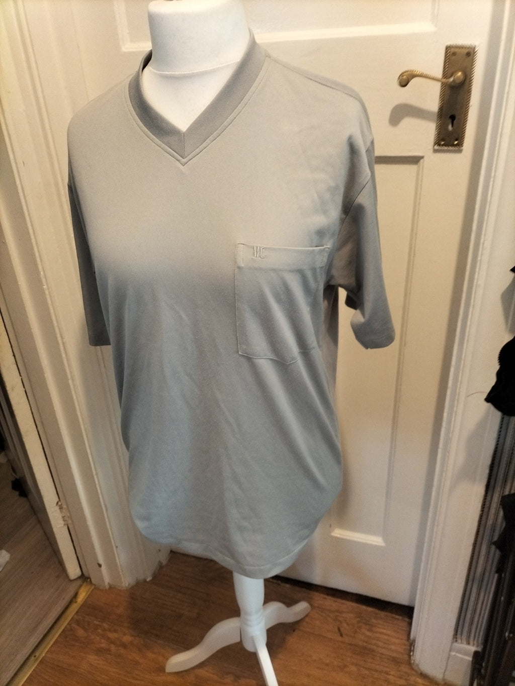 Mens Madison Size Large Grey V Neck Short Sleeved Tshirt