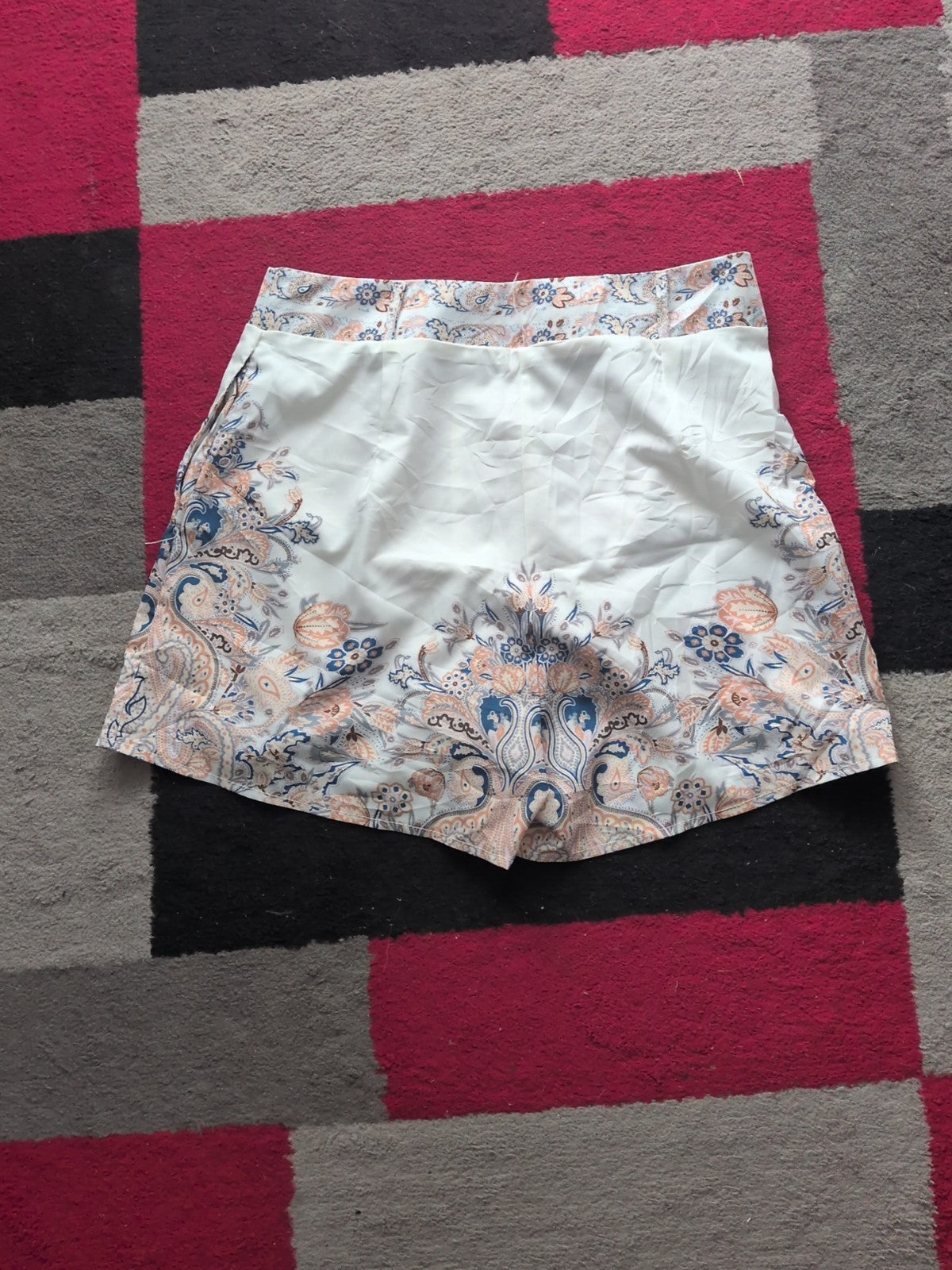 L/XL White Aztec Pattern Lightweight Shorts