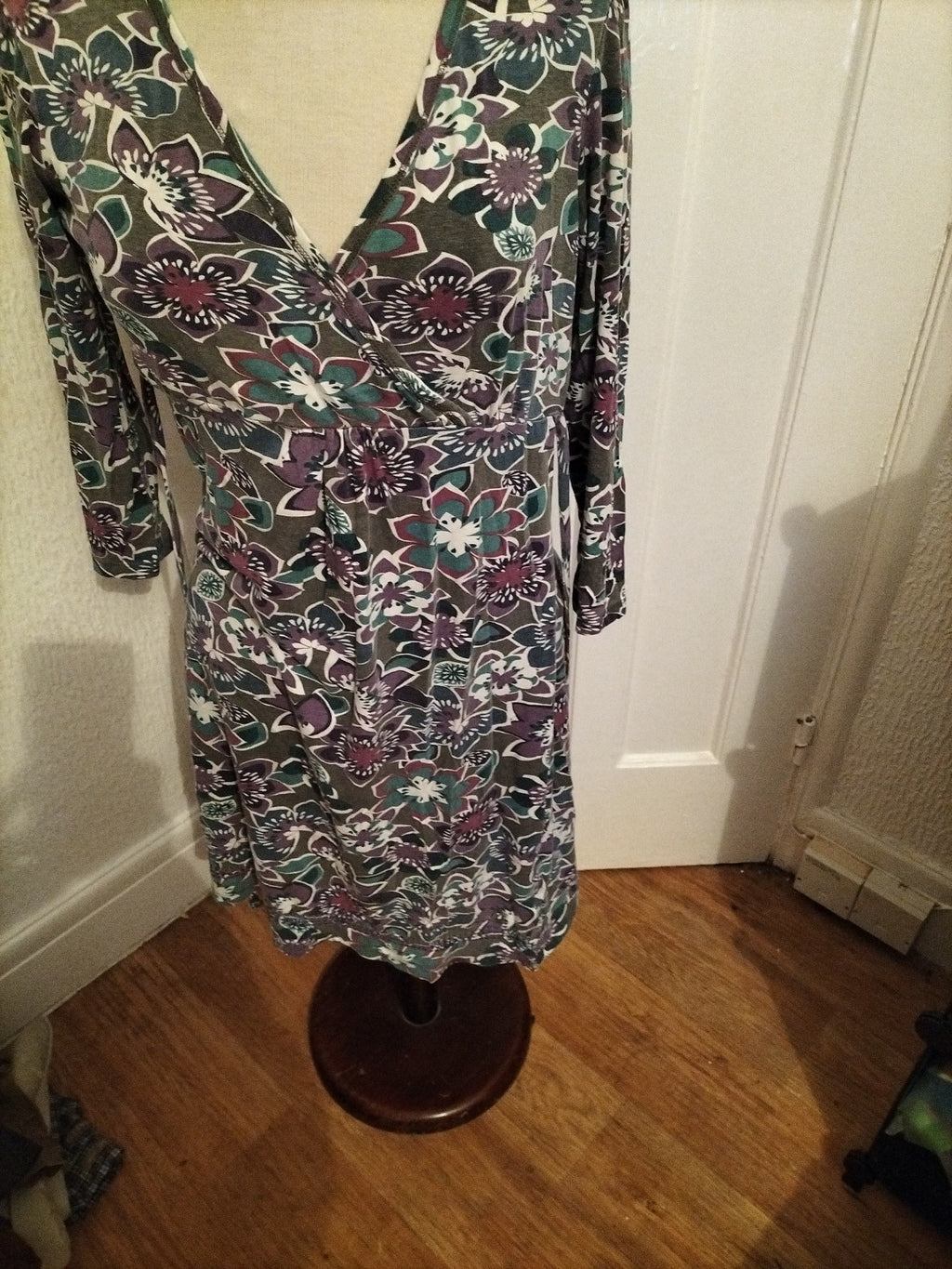 Ladies Mantaray Size 8 Purple And Green Floral Long Sleeved Dress