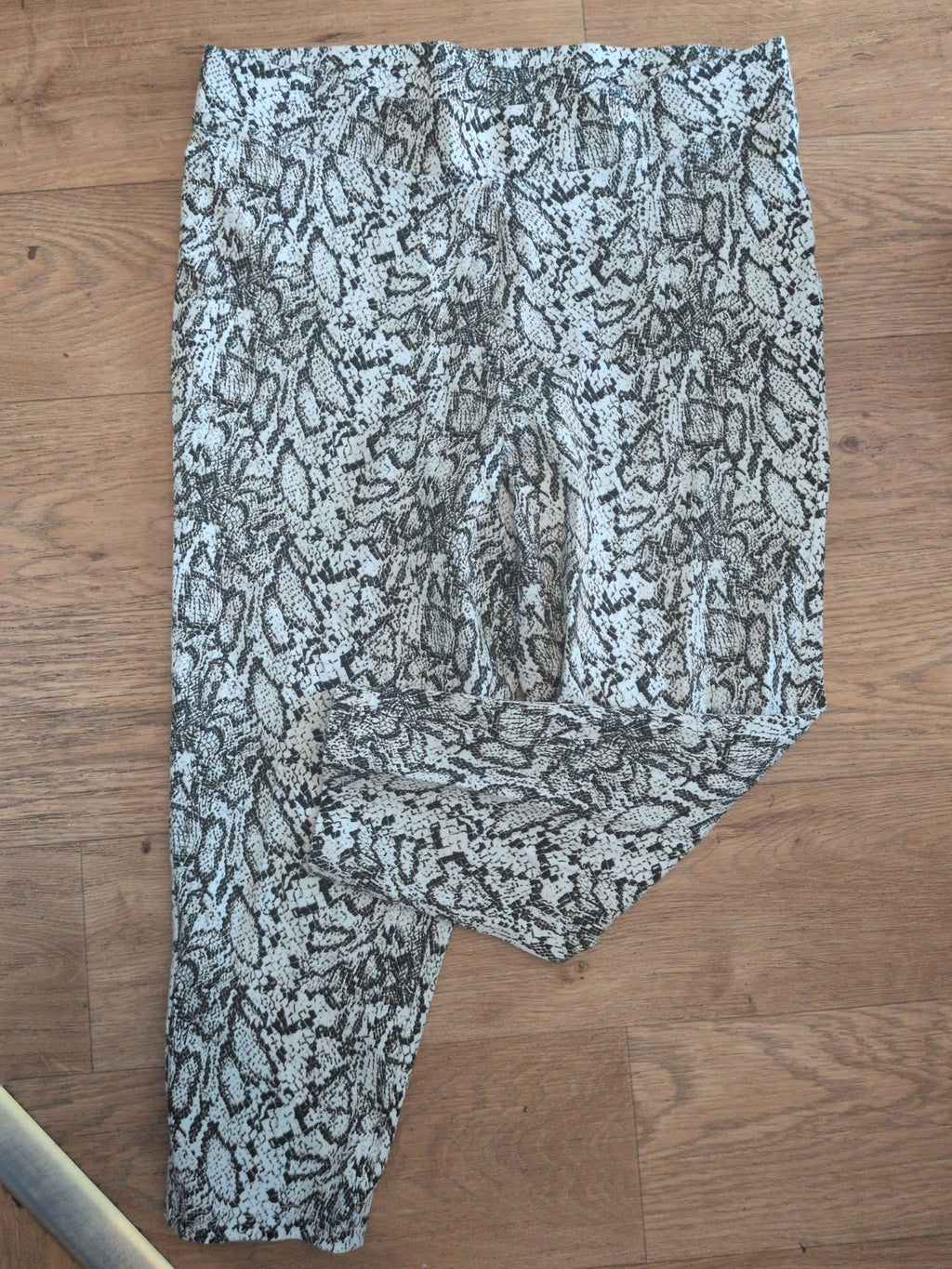 14 Black And White Patterned Ankle Leggings