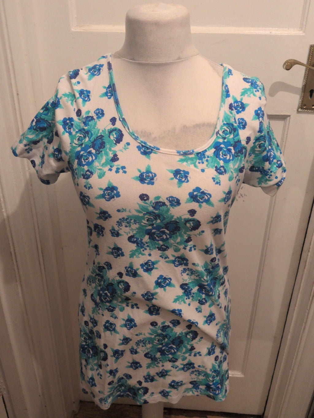 Ladies M&Co Size XL Blue And White Floral Short Sleeve Longline Blouse Or...