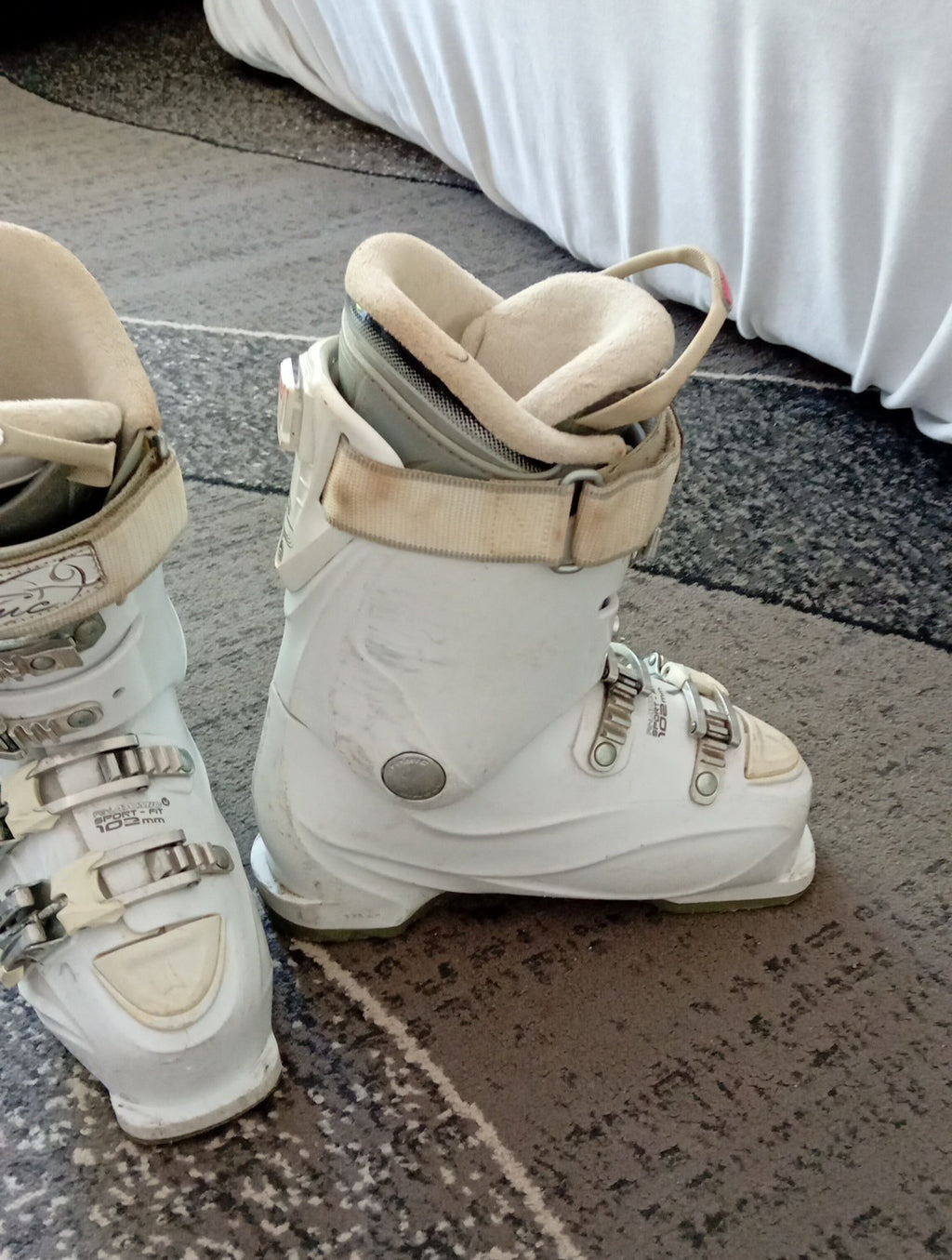 Ladies SKI BOOTS size 3.5/4 Decathion Atomic Sport Fit Thermal Fit Free Delivery