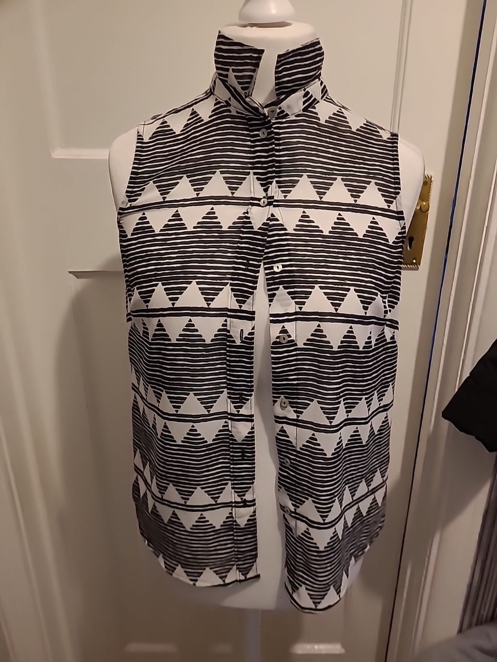 Ladies H&M Size 8 Blacl/White Striped Triangle Sleeveless Blouse