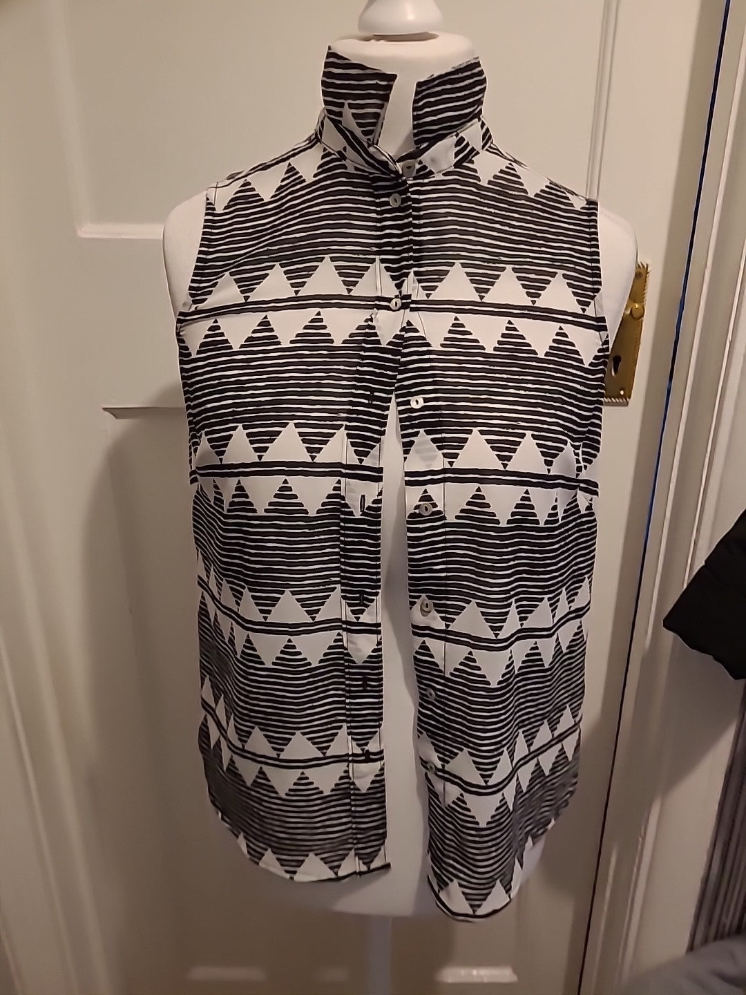 Ladies H&M Size 8 Blacl/White Striped Triangle Sleeveless Blouse