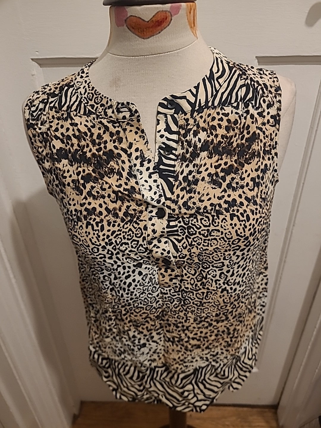 Ladies Tu Size 8 Beige/Black Sleeveless Patterned Blouse