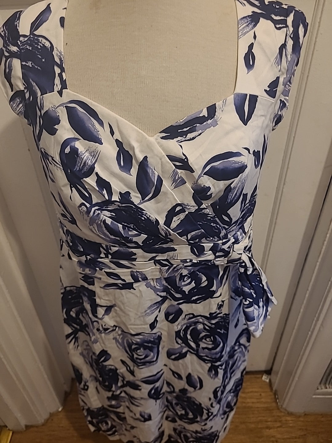 Ladies Libra Size 12 Navy Blue White Floral V Neck Sleeveless Dress