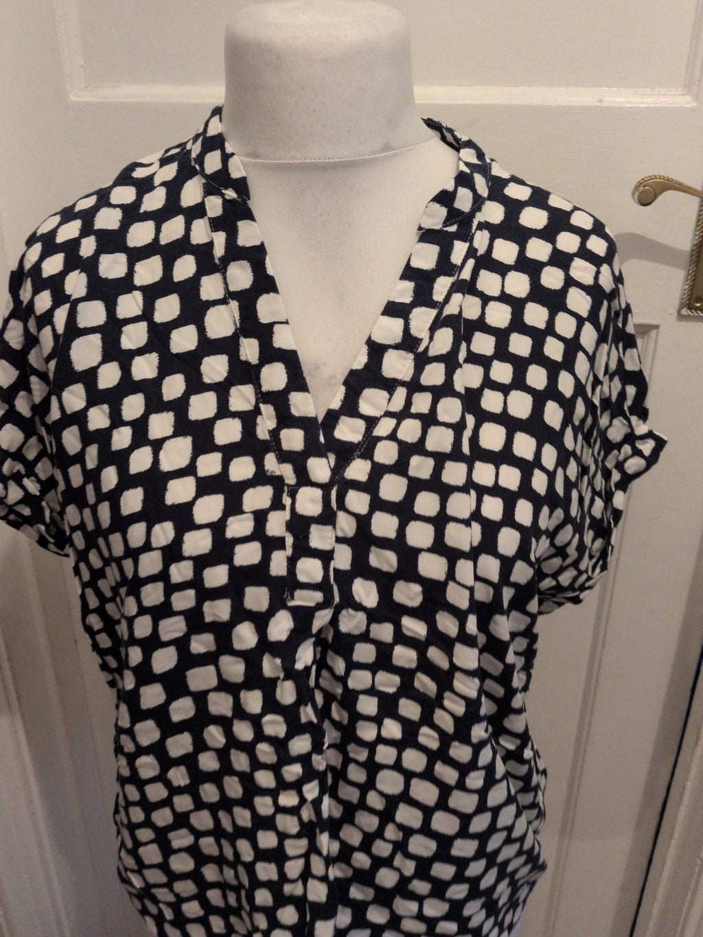 New Look 14 Navy And White Pattern V Neck T-shirt