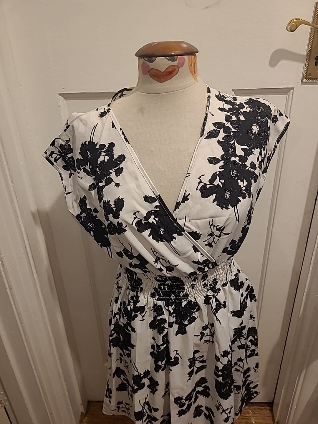 Ladies Size Large White And Black Sleeveless V-neck Dress