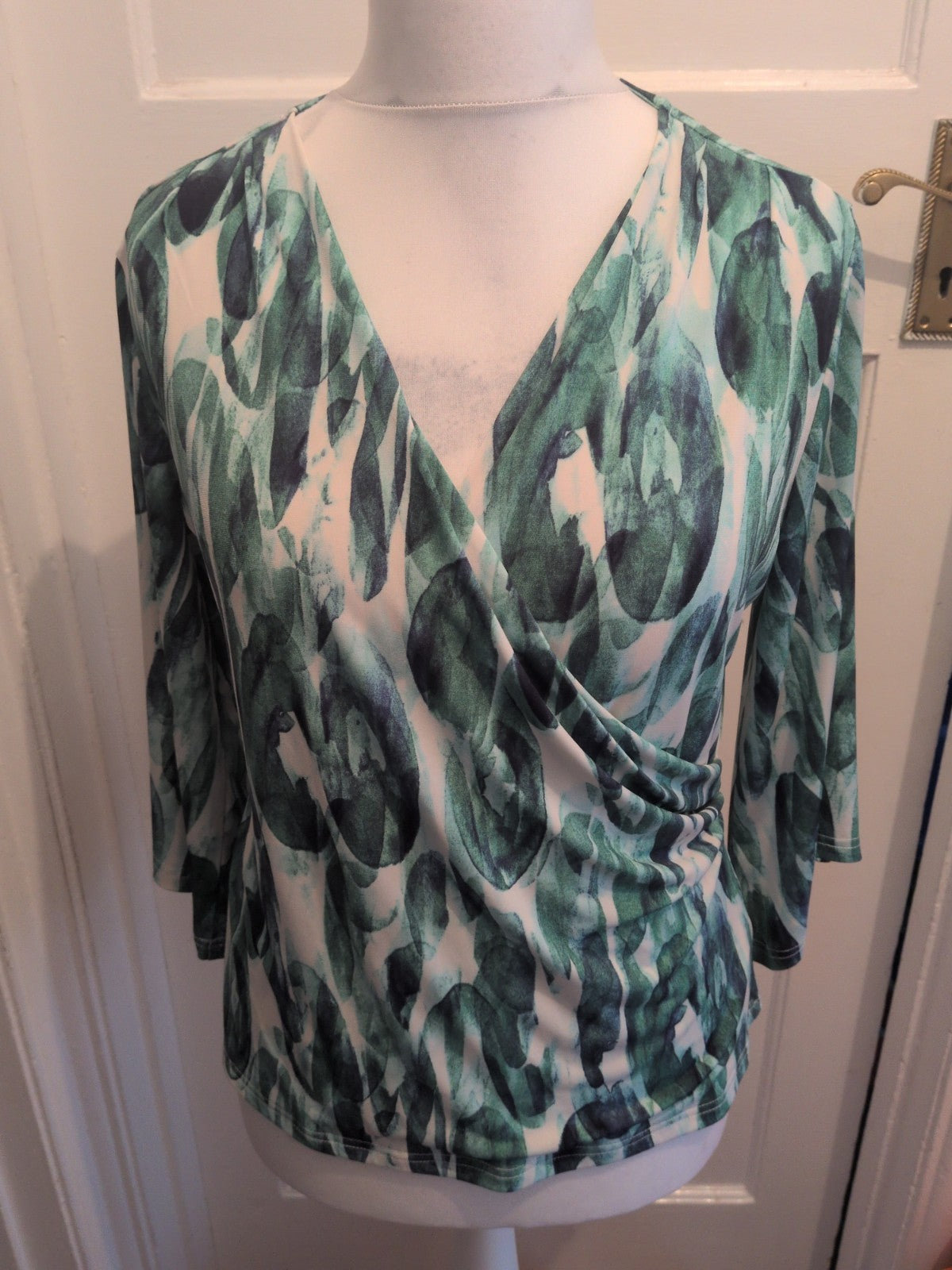 14 Green And White Floral Long Sleeve V Neck Crossover Blouse