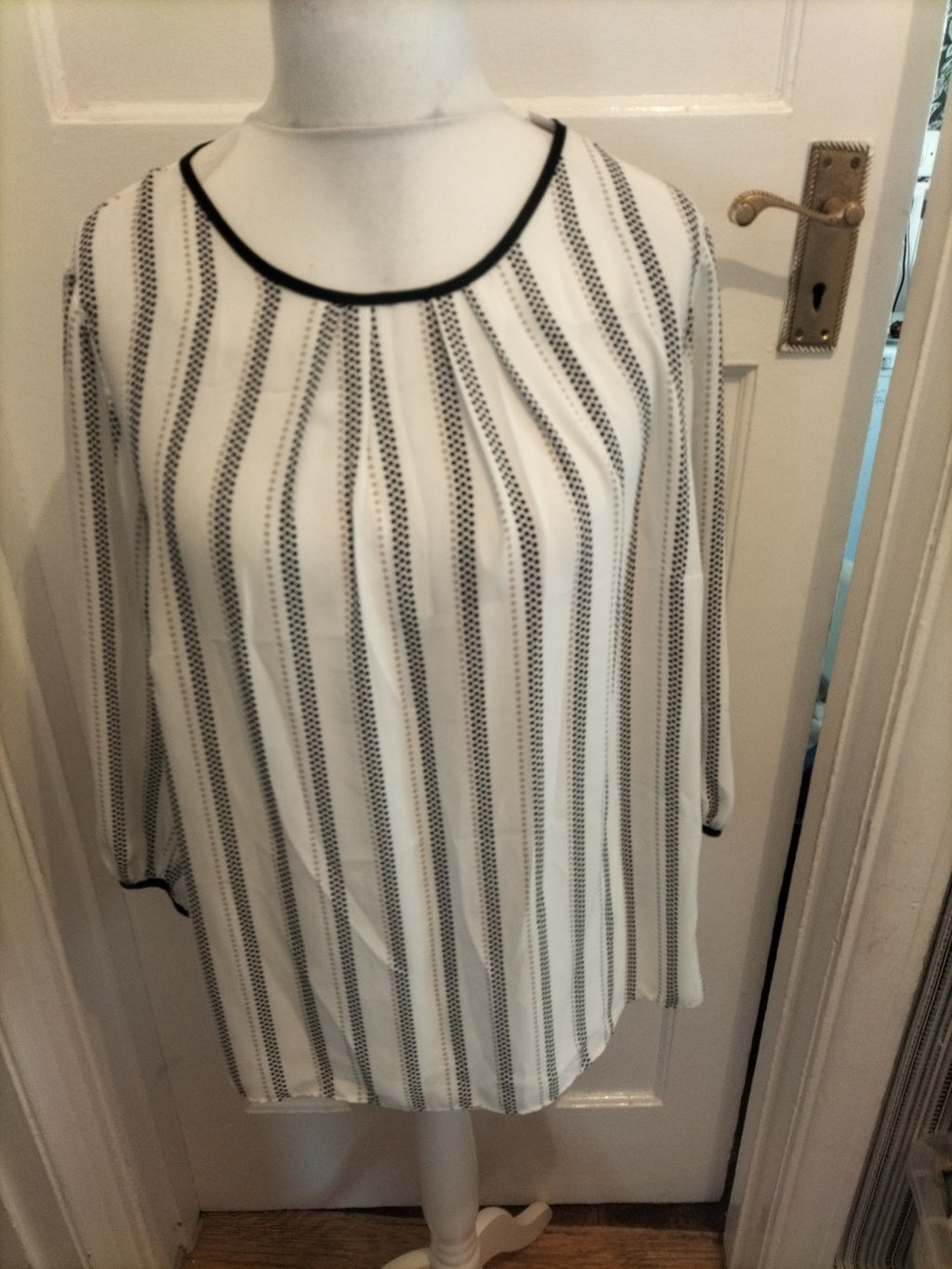 Brand New Ladies Bonmarche Size 16 White With Spot Pattern Long Sleeve Blouse