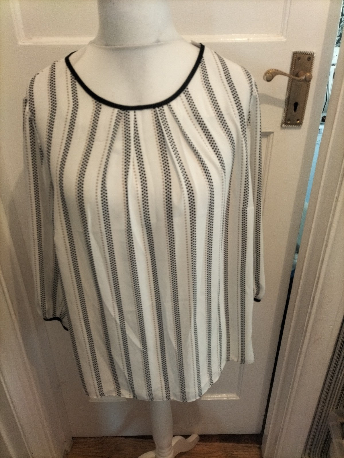 Brand New Ladies Bonmarche Size 16 White With Spot Pattern Long Sleeve Blouse