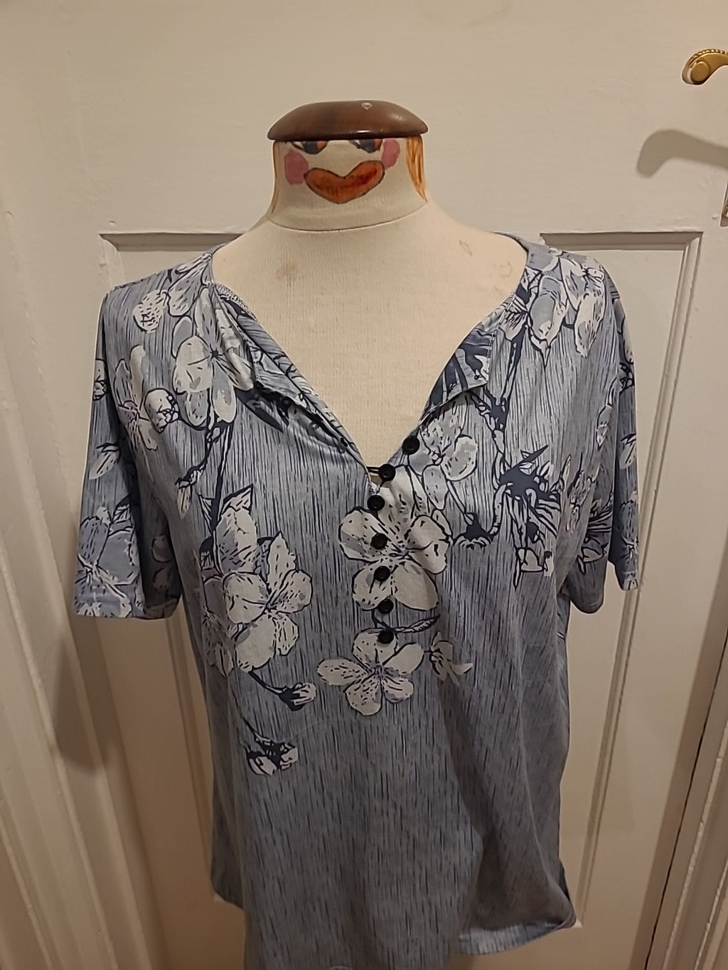 Ladies Size Large Grey Toned Floral Short Sleeved Blouse