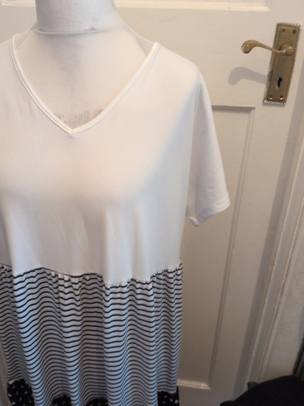 Ladies Size 2XL White And Spotty Short Sleeve Maxi Dress