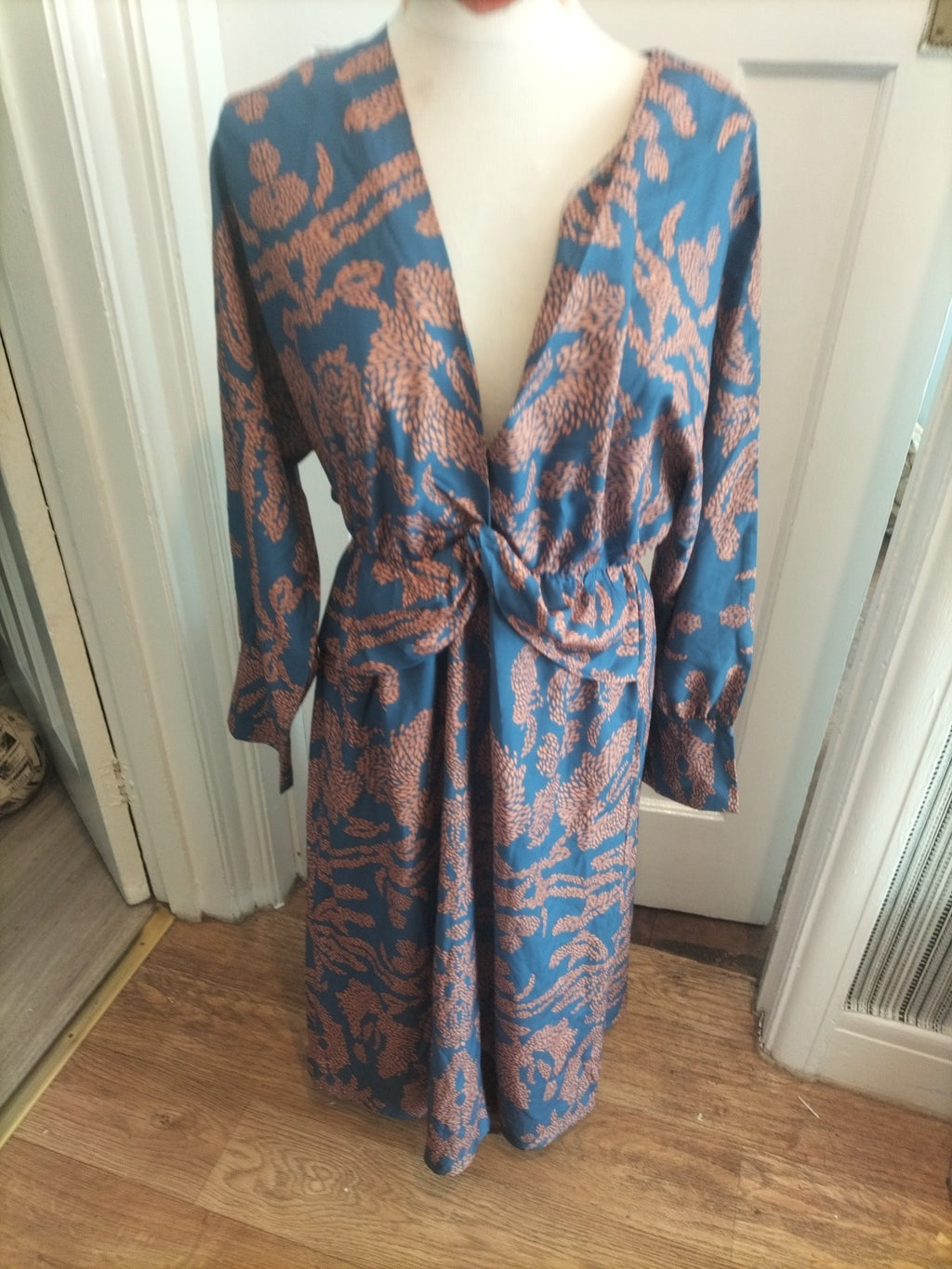 Ladies Large Brown Blue Long Sleeved V Neck Dress